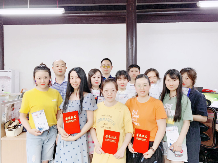 今天,谢馥春在馥园电子商务办公室举行了“2019年电商打字比赛”活动。本次活动参赛选手来自电商零售、代批和后勤。经过激烈比赛,最终决出前三名: 第一名:张 洁 第二名:陈路娇 第三名:张长秀
